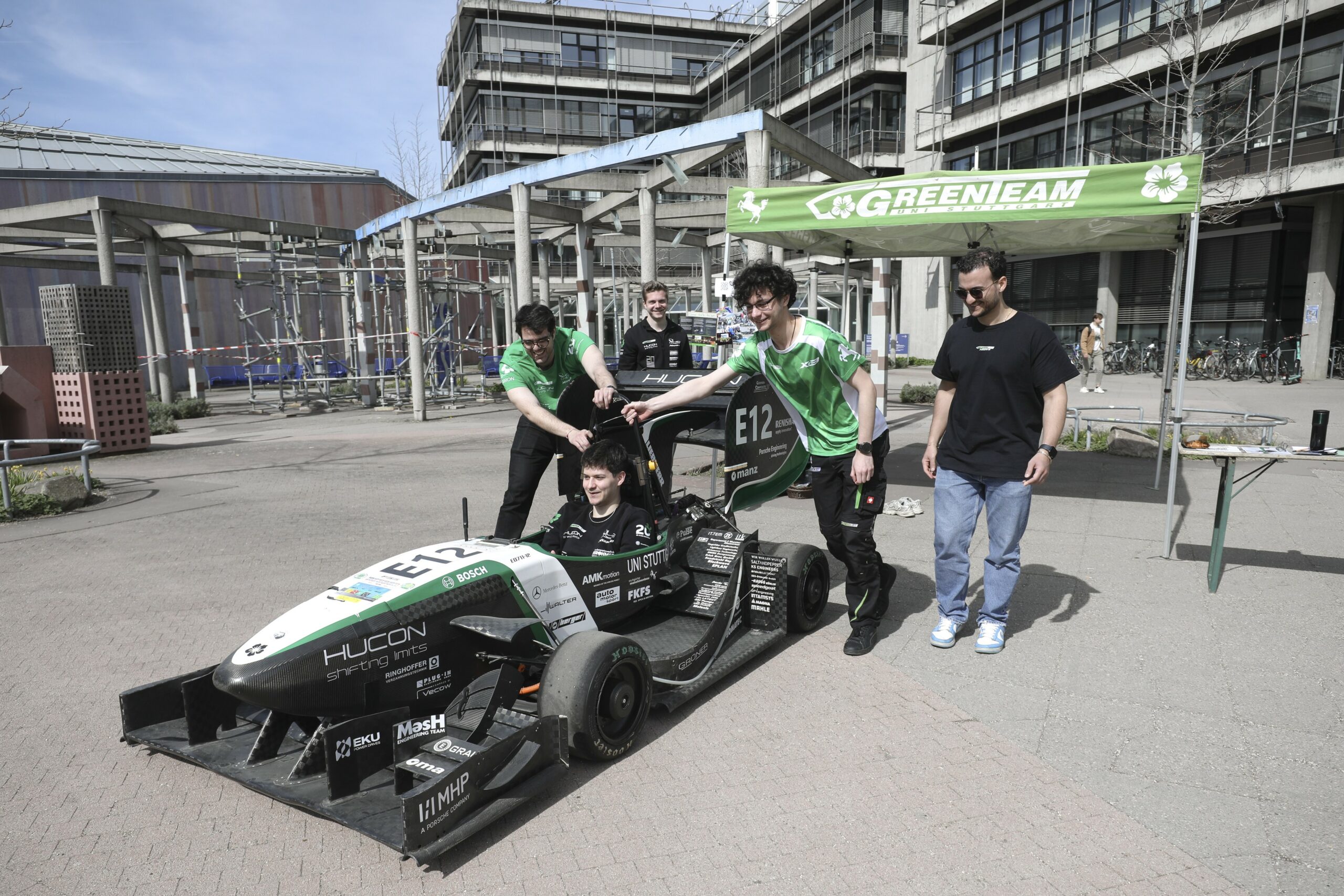 PHOTOS. Quel avenir pour les jeunes travailleurs de l’industrie automobile à Stuttgart ?